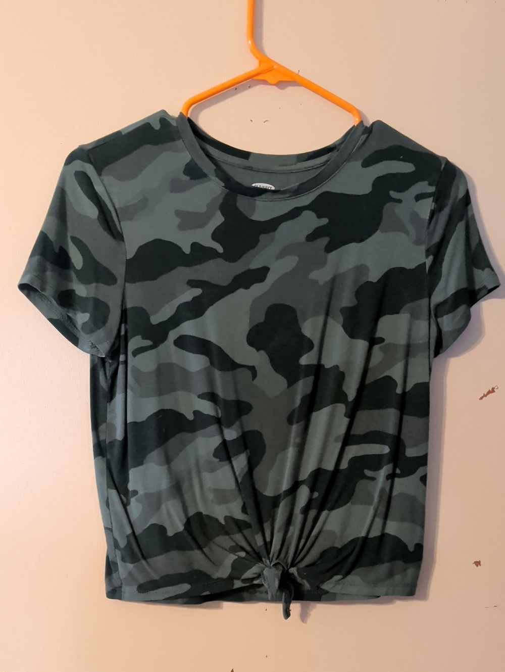 Old Navy Green and Black Camo Knot-Front Crop Tee